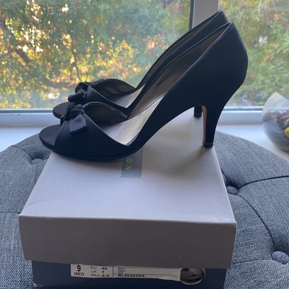 Like New! Satin heels w bow SO CUTE!